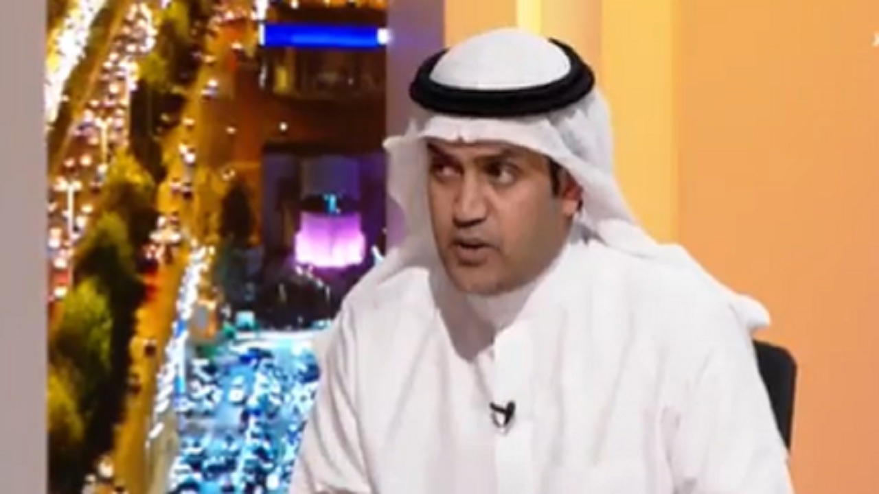 كاتب: هناك جيوش إلكترونية موجهة لزرع اليأس بنفوس الشباب السعوديين (فيديو)