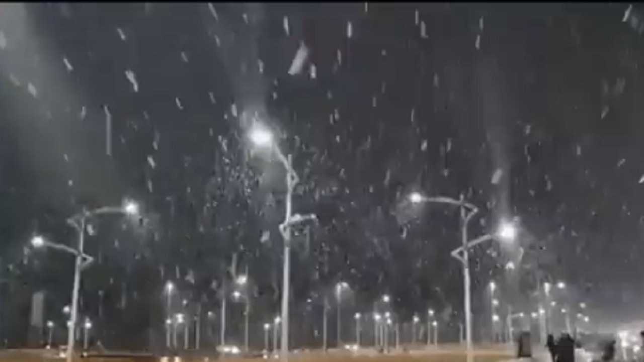 شاهد.. تساقط الثلوج على طريف