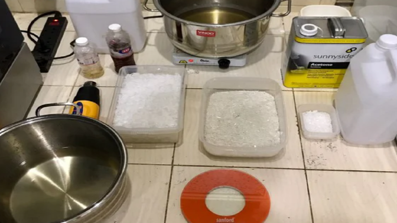 بالفيديو .. ضبط مقيم بحوزته 450 جرامًا من مادة الشبو في جدة