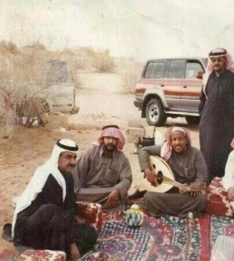 صورة للفنان الراحل سلامة العبدالله في جلسة برية مع أصدقائه