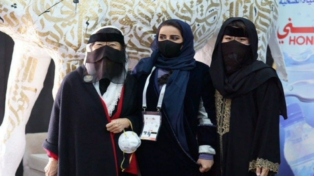 بالصور.. سائحة كورية ترتدي الزي النسائي السعودي