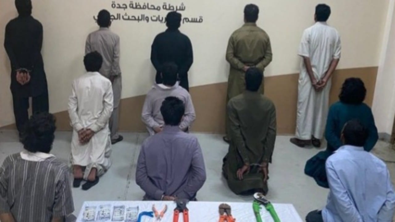 ضبط 12 مقيمًا سرقوا كيابل نحاسية من مقر مشروع في جدة 