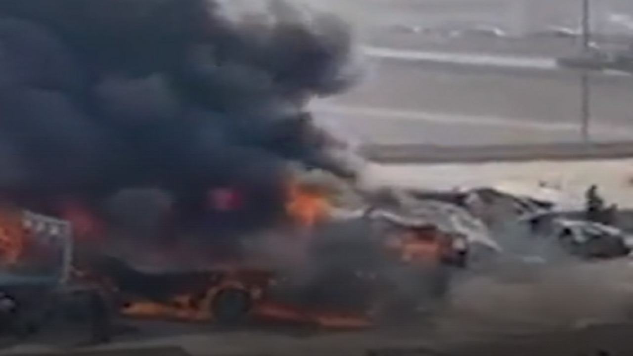 شاهد.. حريق مروع لعدد من السيارات في مصر