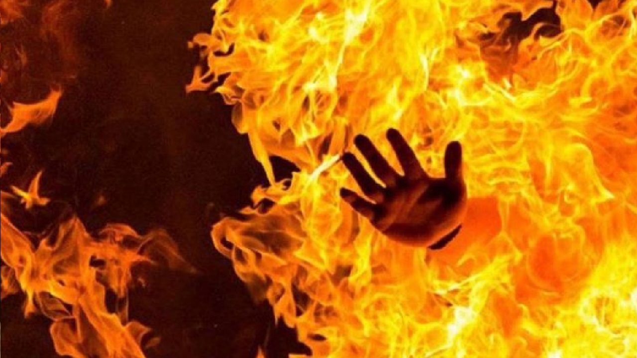 شاب يحرق شقيقته بعد فشله في التحرش بها