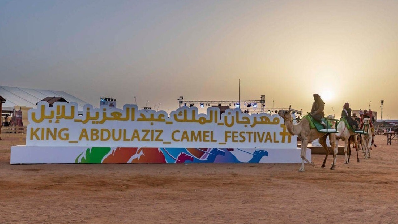 بالفيديو.. مواطن وأبناءه يروون تجربتهم في مهرجان الملك عبدالعزيز للإبل