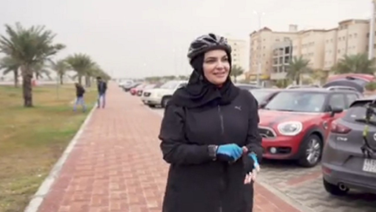 قصة مواطنة أسست فريق لقيادة الدراجة الهوائية بالخبر (فيديو)