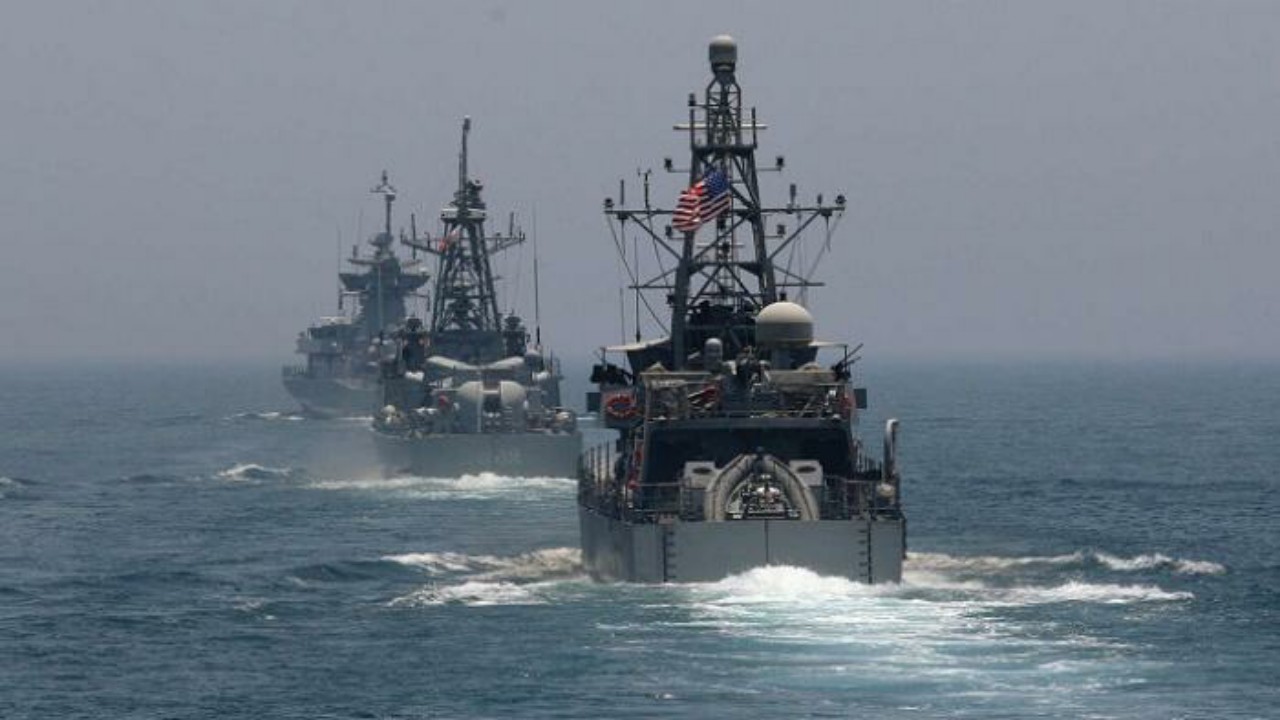 البحرية الأمريكية تُوقف سفينة قادمة من إيران تحمل متفجرات للحوثيين