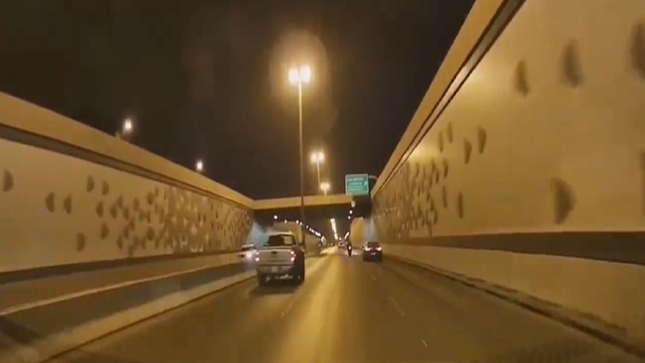 فيديو.. سباق سيارات كاد يتسبب بكارثة في الرياض