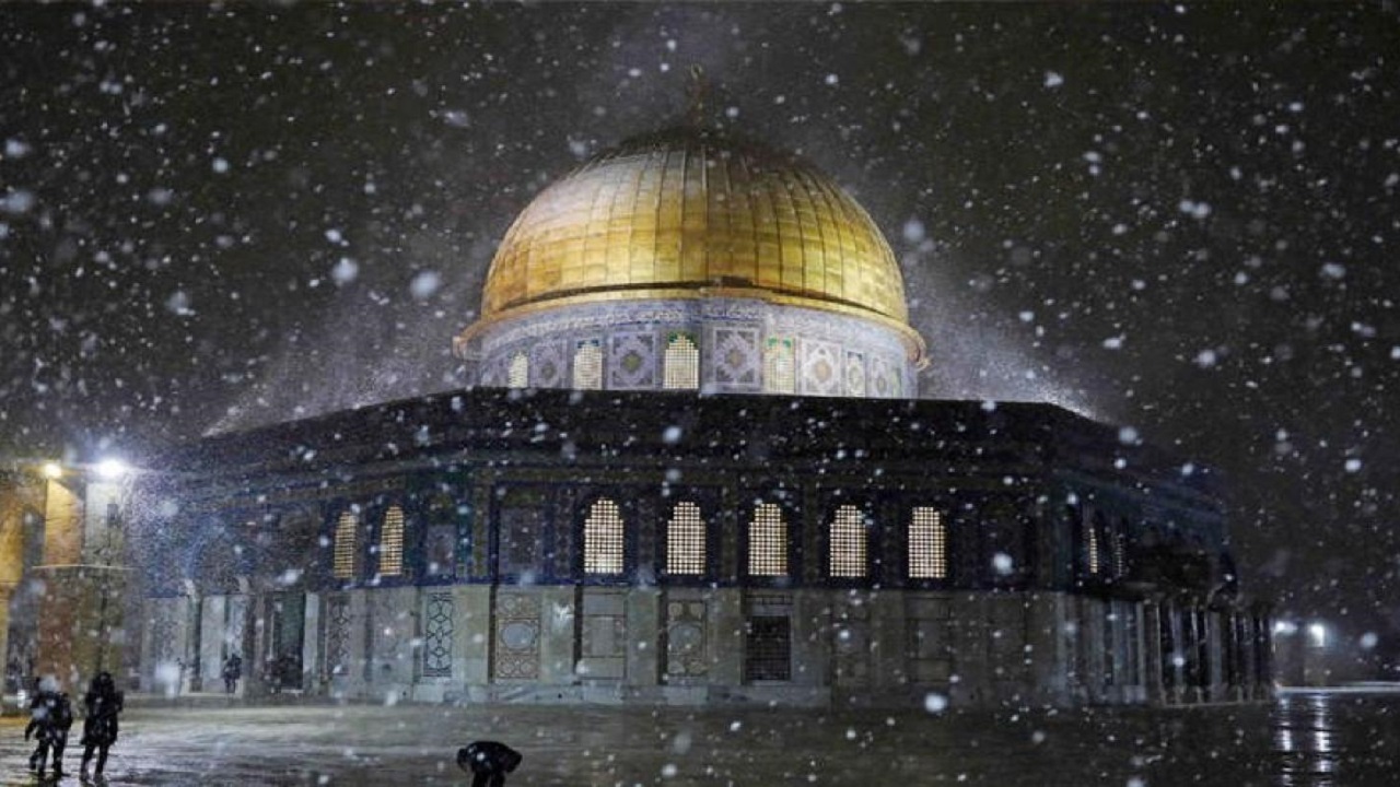 فيديو.. الثلوج تكسو المسجد الأقصى في مشهد يخطف القلوب