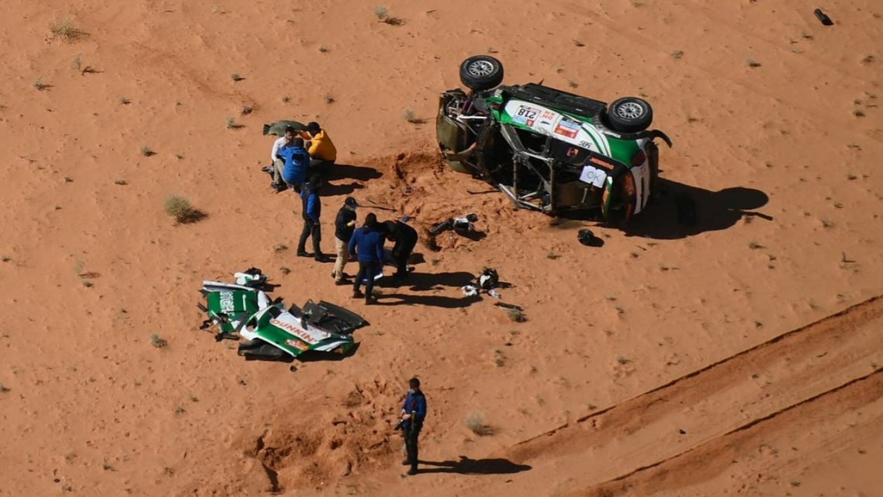 شاهد.. سعوديون يساعدون قائد سيارة انقلبت مركبته في رالي دكار