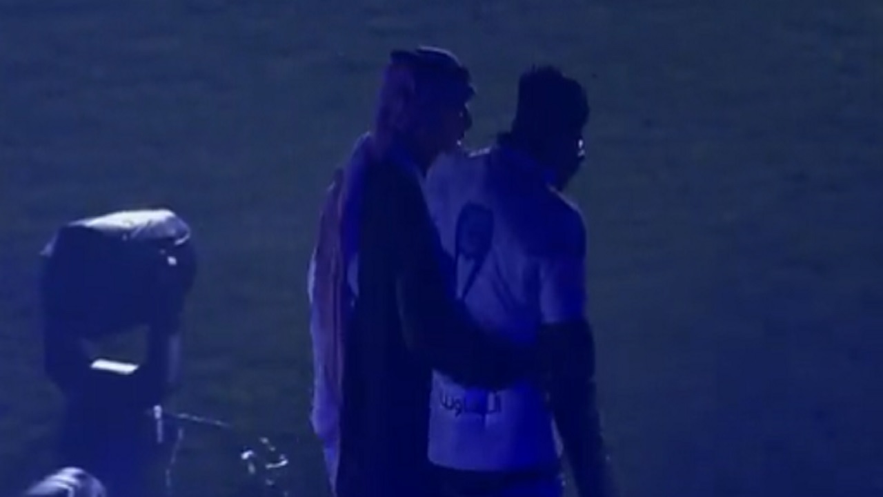 بالفيديو .. حديث جانبي بين فهد المفرج ومحمد كنو بعد التتويج بالسوبر