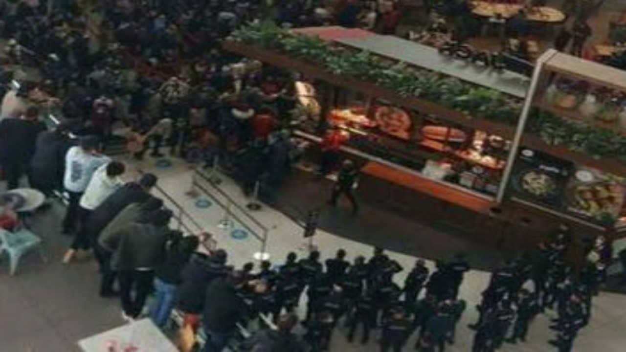 بالفيديو.. احتجاجات وفوضى داخل مطار أسطنبول بسبب إلغاء الرحلات