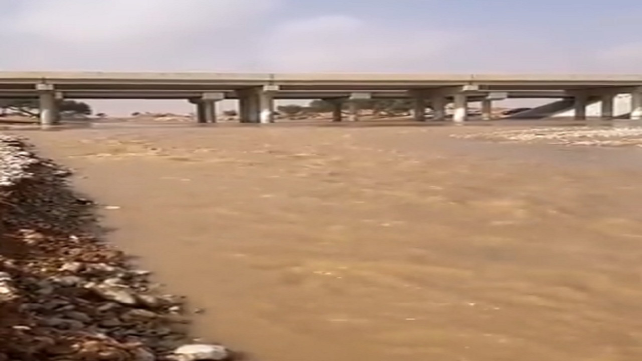 بالفيديو.. جريان السيول في أودية وشعاب بالرياض