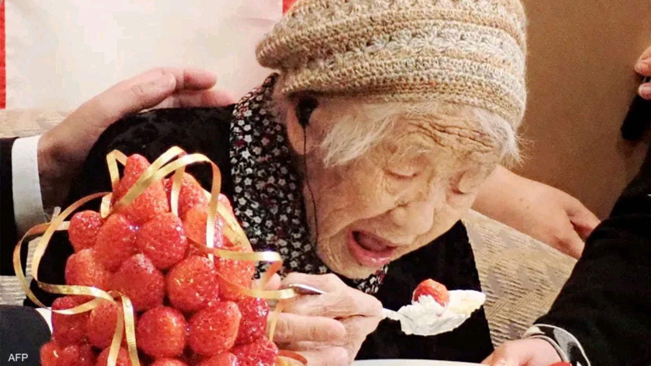 عمرها 119 عام.. أكبر معمرة في العالم تحتفل بعيد ميلادها