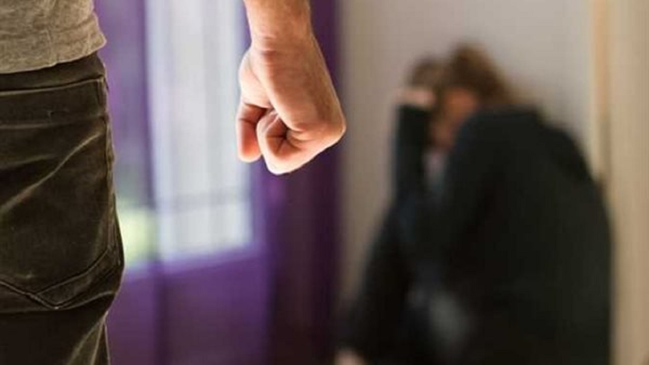 رجل ينشر صورًا فاضحة لزوجته ويعطي ابنه مخدرات