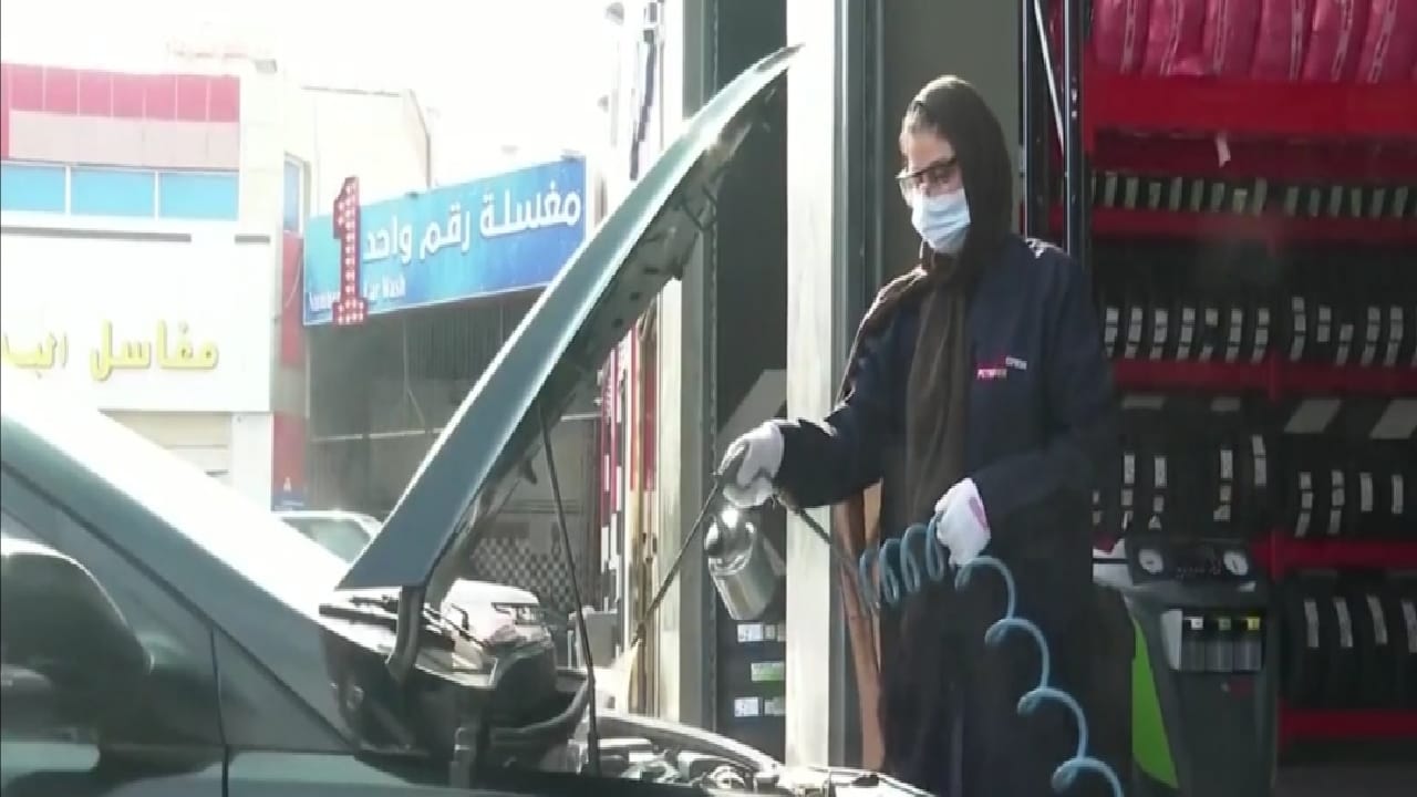 بالفيديو.. سيدات يقتحمن عالم صيانة السيارات ويديرن أول مركز في جدة