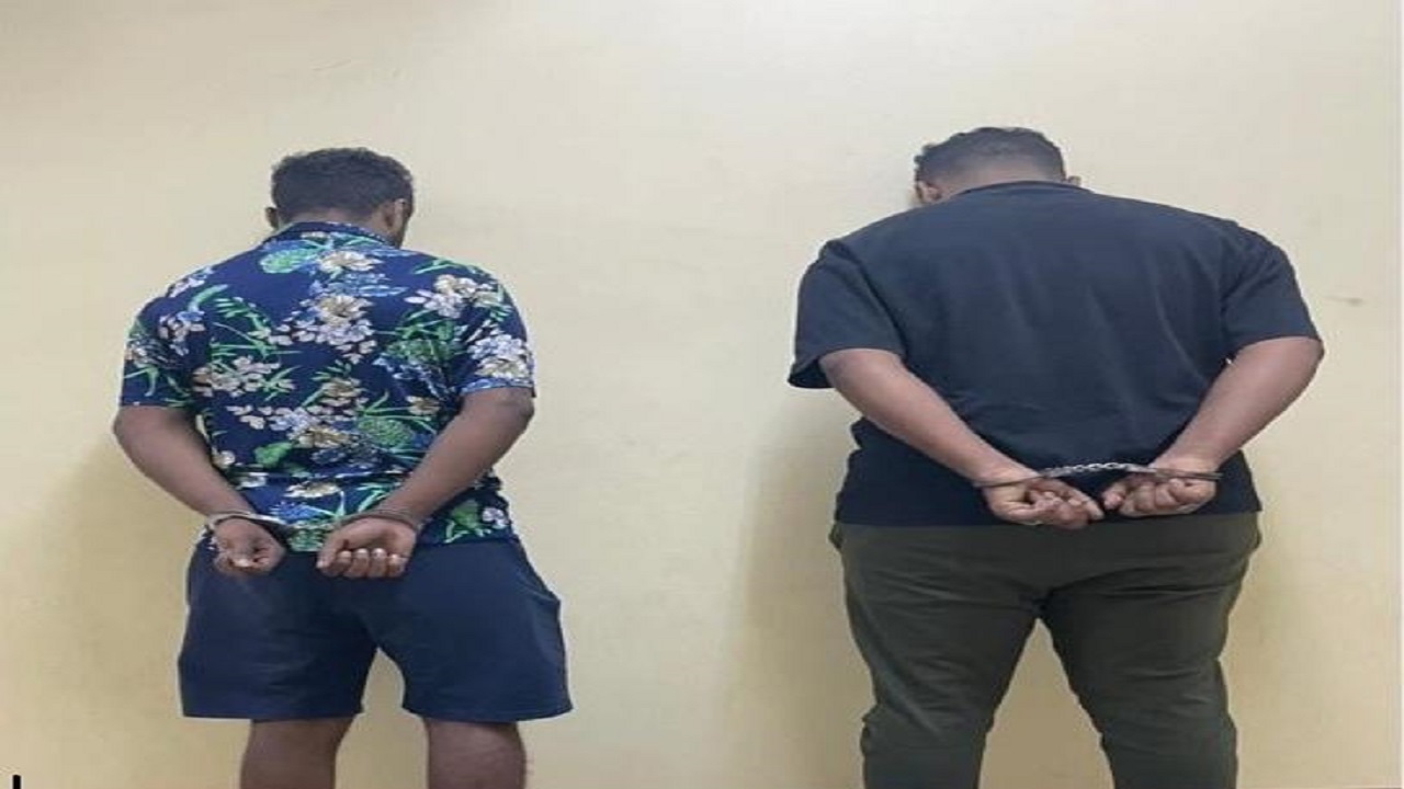 القبض على شخصين ظهرا في مقطع فيديو أحدهما يطلق النار في الهواء بجازان