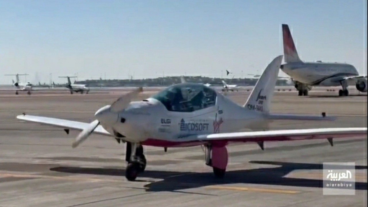 بالفيديو.. وصول أصغر قائدة طائرة في العالم إلى الرياض