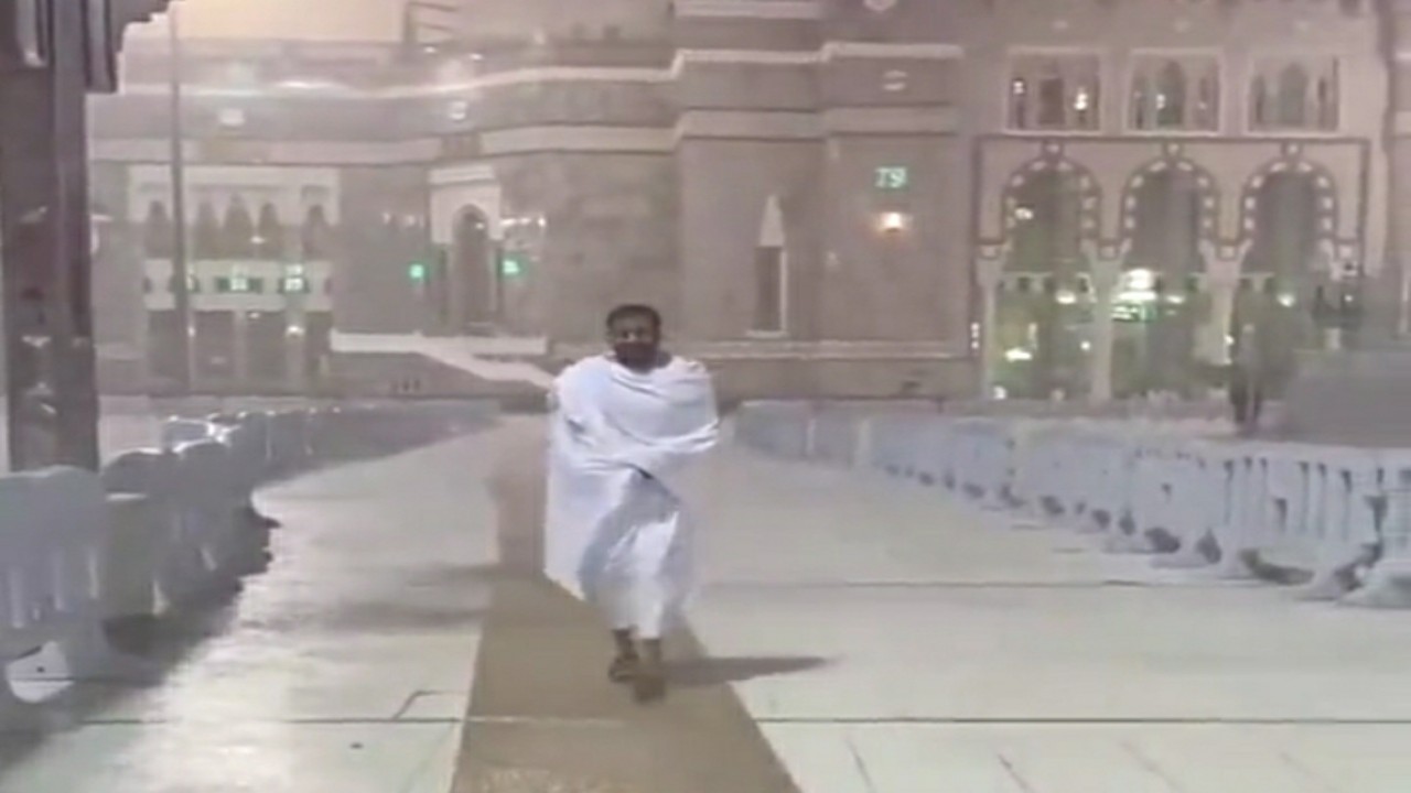 شاهد.. عبدالله بوشهري يؤدي مناسك العمرة تحت الأمطار