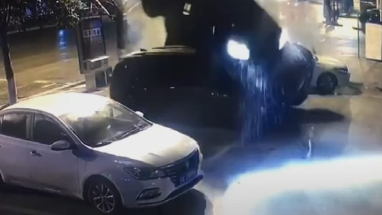 شاهد.. سيارة تنقلب على ٣ مركبات في حادث سير غريب