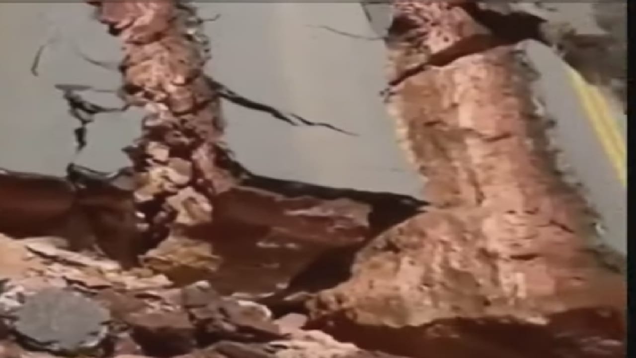فيديو يحبس الأنفاس.. “لحظة انهيار جسر وعليه عدد من المارة”