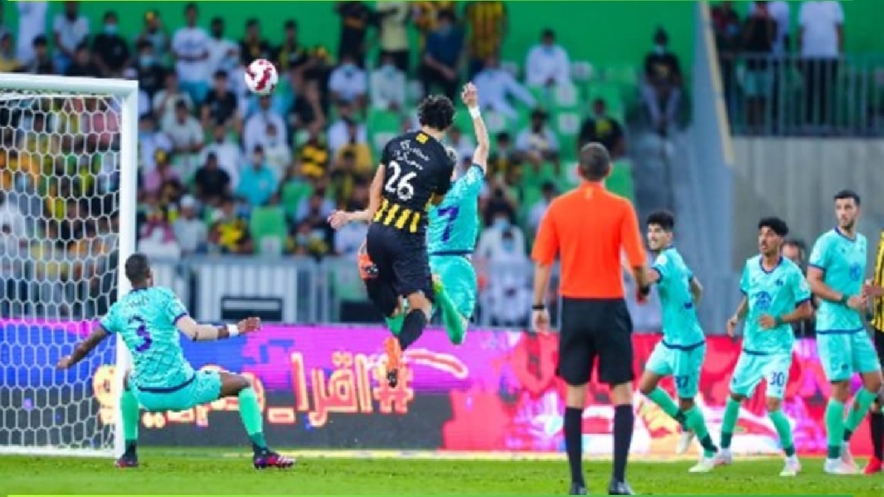 حقيقة ماتم تداوله حول منع الاتحاد والأهلي من التعاقدات