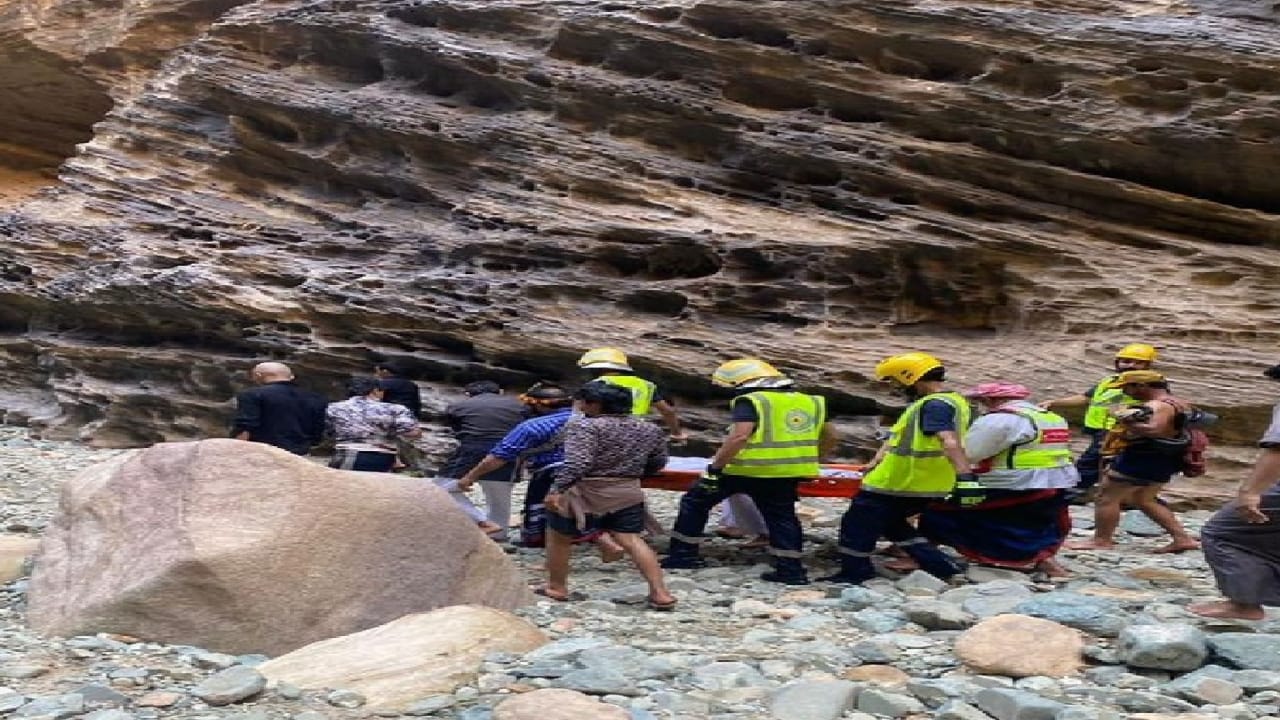 انتشال جثة غريق وإنقاذ آخرين أثناء تنزههم في وادي لجب