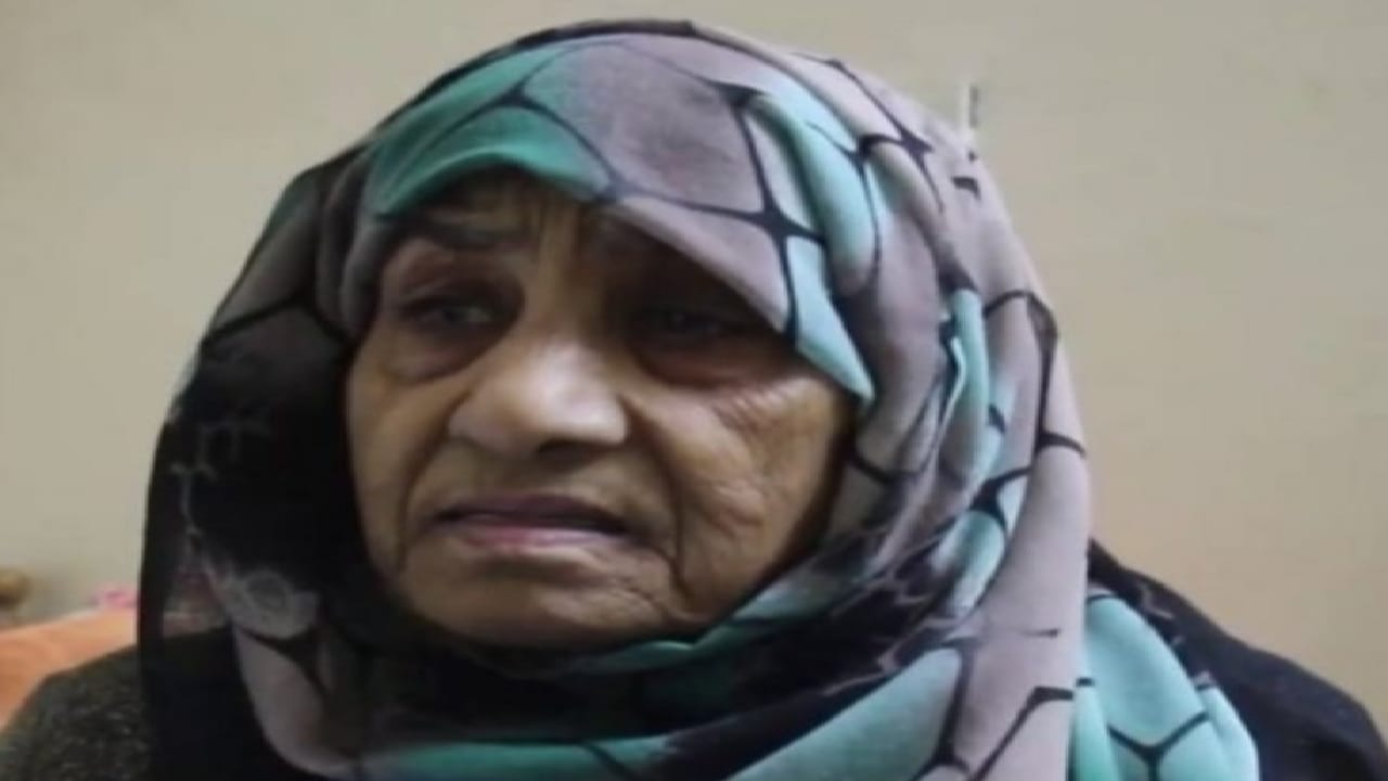 سيدة سبعينية تتفاجئ بامتلاكها ثروة بعدما عاشت طيلة حياتها في فقر شديد