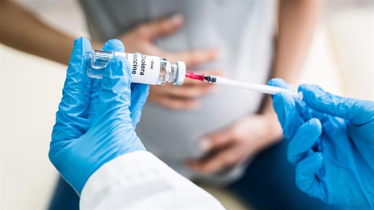 استشاري ينصح بضرورة تلقي الحوامل للقاح كورونا حتى لا يفقدن الجنين