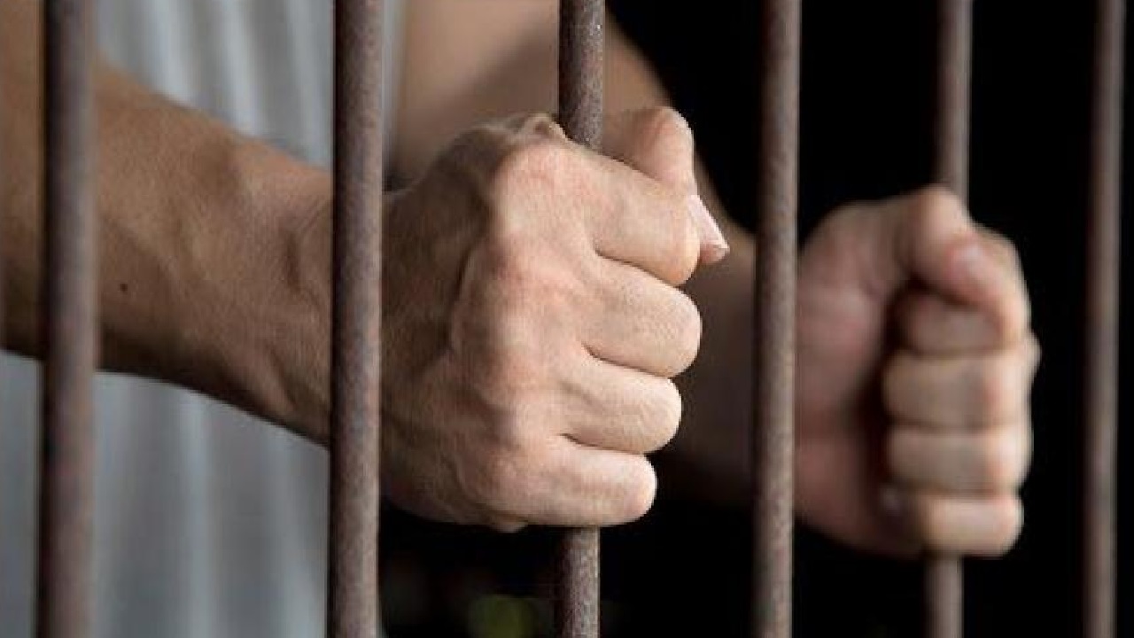 قانونيون : جملة &#8220;جايك من فلان&#8221; قد تقود للسجن وغرامة 100 ألف ريال