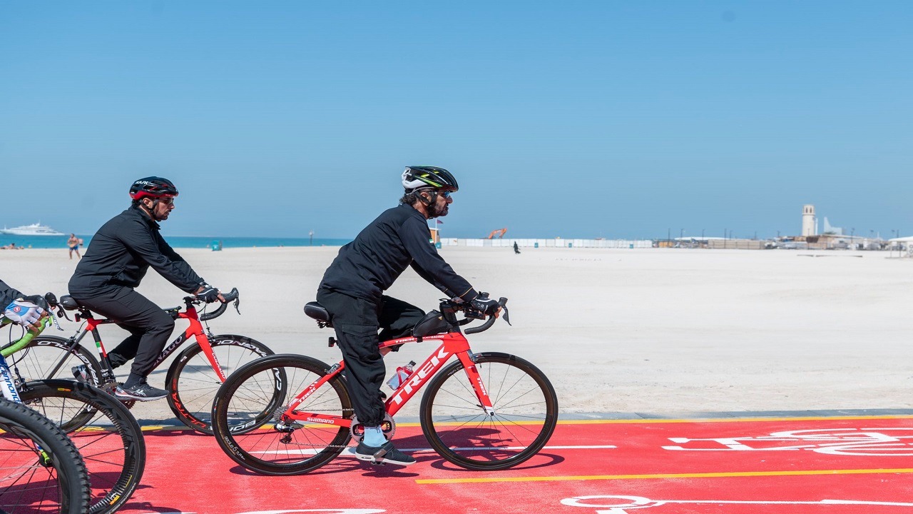 صور.. حاكم دبي في جولة بدراجة هوائية