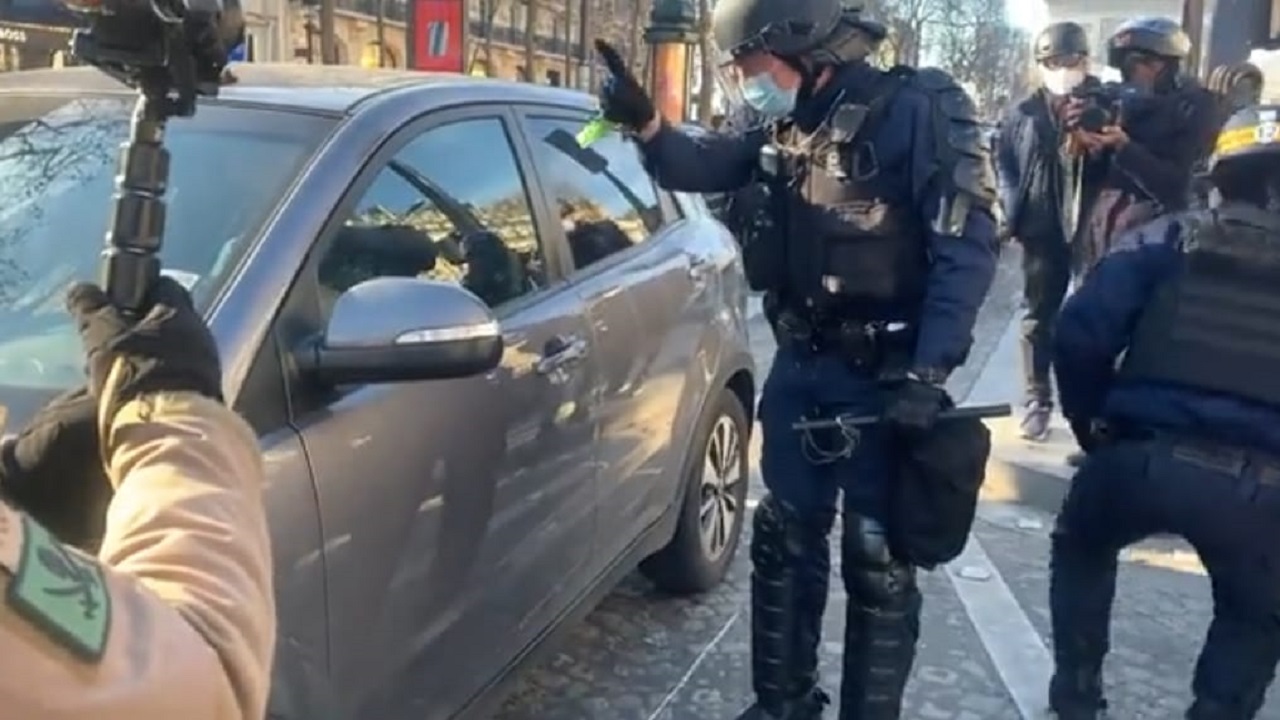 بالفيديو.. رجل أمن يكسر زجاج سيارة بعد تأخر سائقها في التحرك
