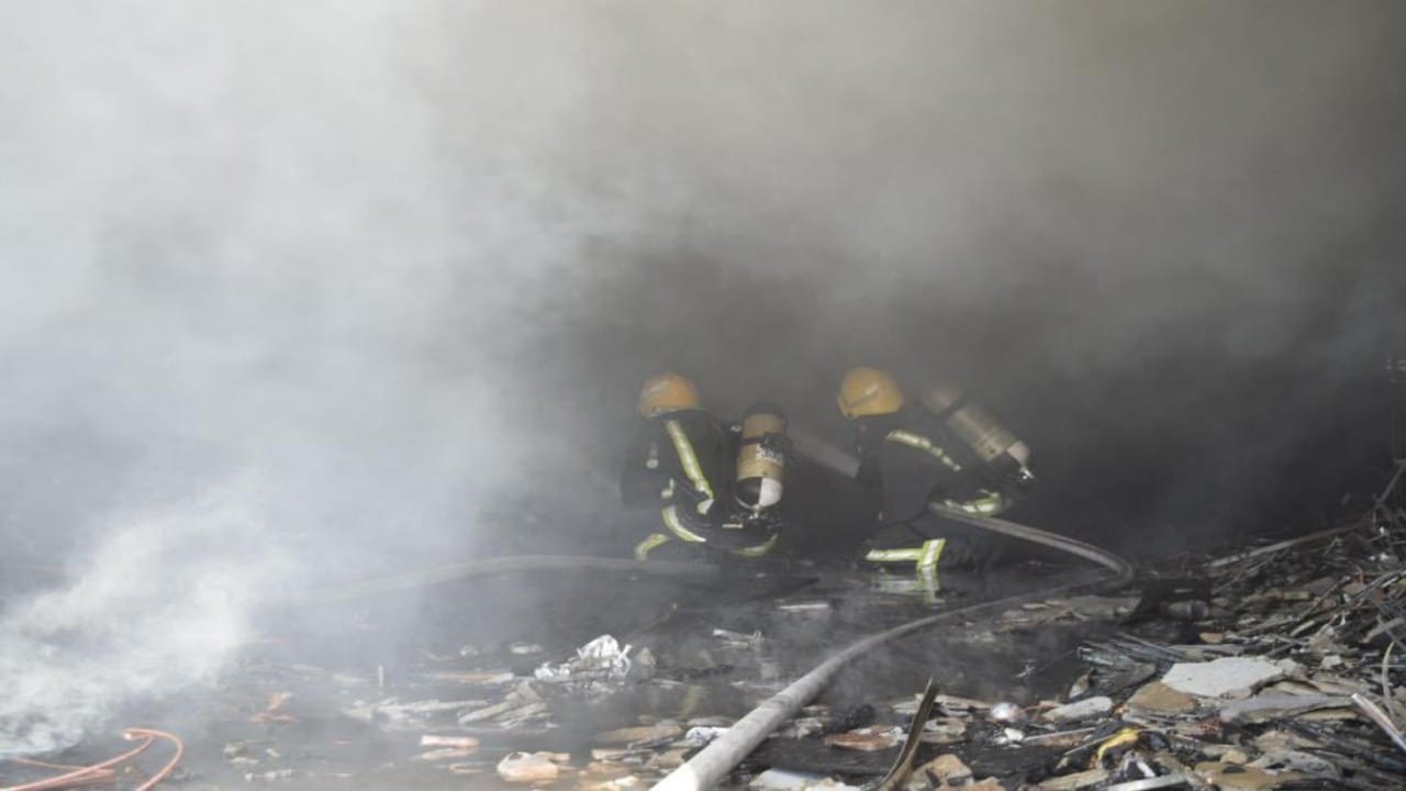 بالصور.. مدني الرياض يخمد حريقا في محل تجاري دون إصابات