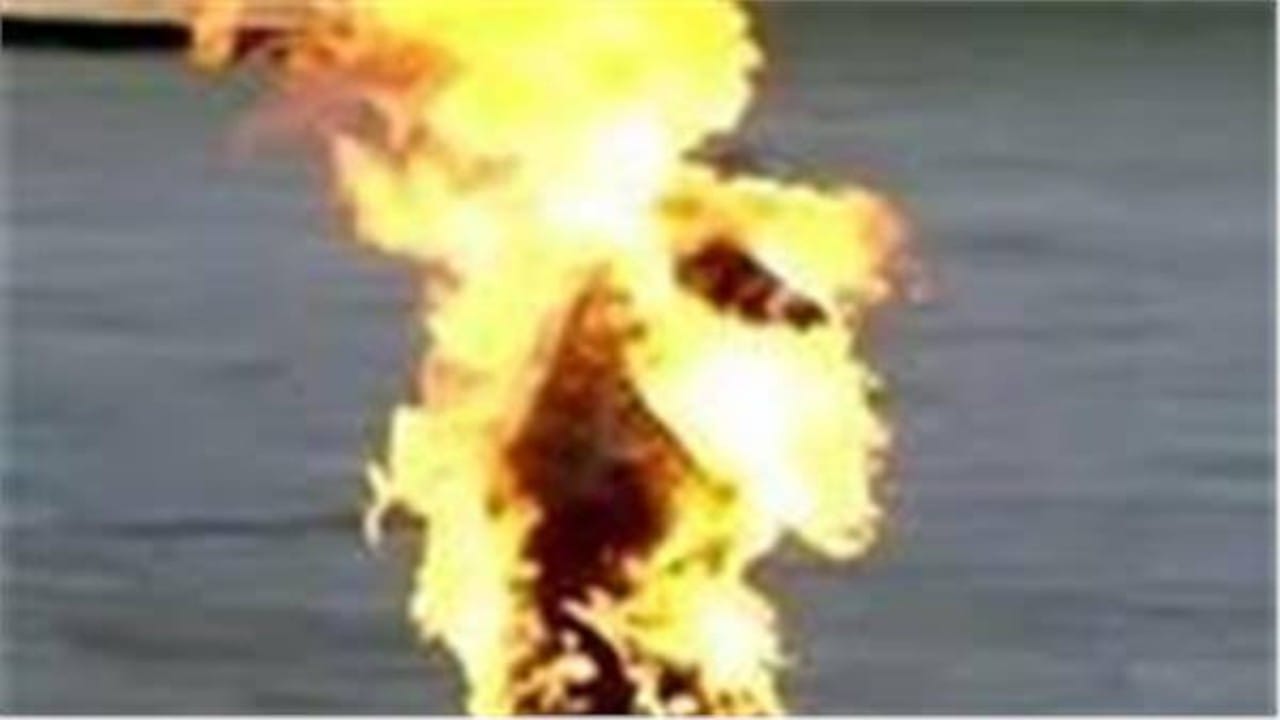 شاب يسكب البنزين على جسده ويحاول حرق نفسه لسبب غريب 