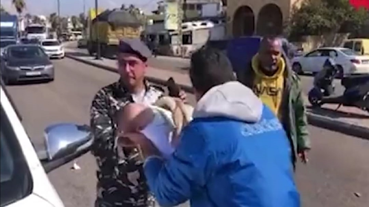 شاهد.. لبناني يدخل في نوبة بكاء لعدم تمكنه من تأمين الغذاء لطفلته