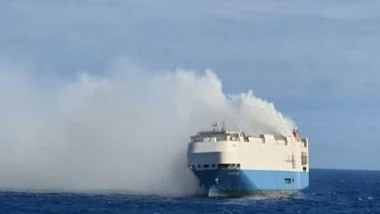 شاهد.. حريق على متن سفينة تحمل آلاف السيارات بالمحيط الأطلسي