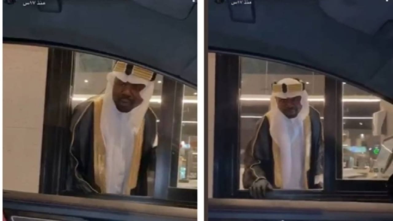 شاهد.. نيجيري يرتدي الزي السعودي القديم استعداداً ليوم التأسيس