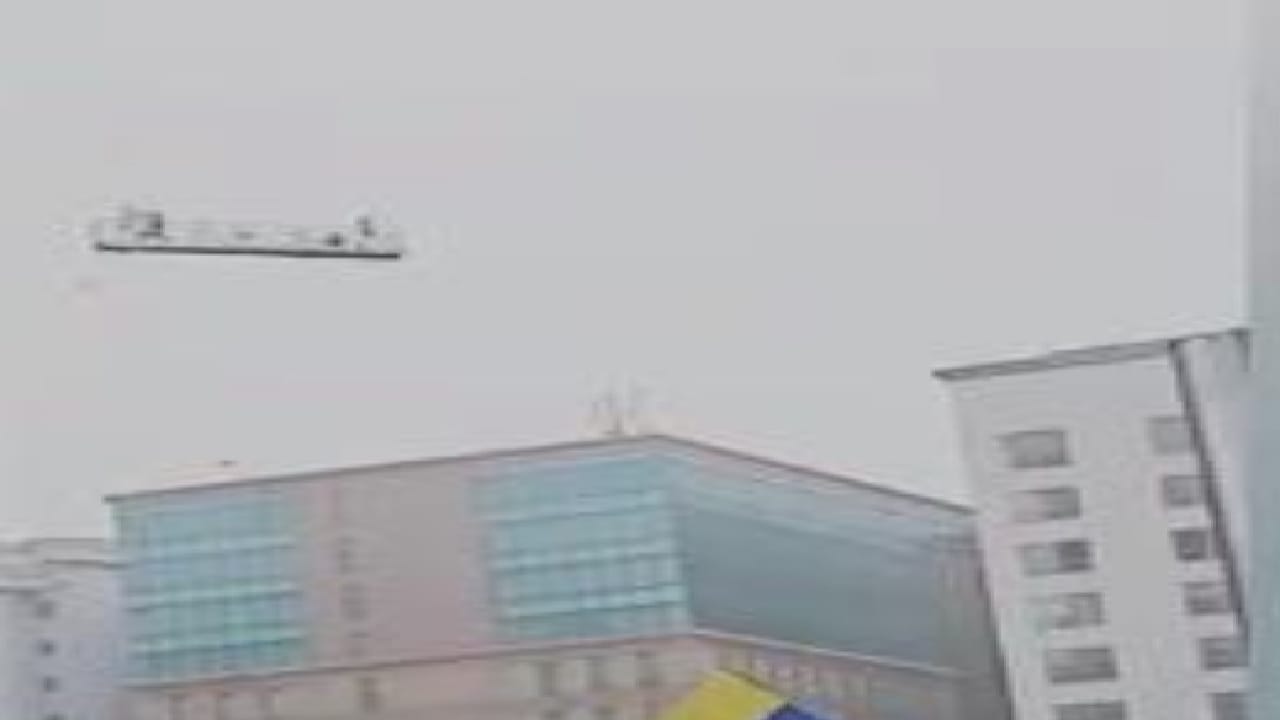 فيديو …يحبس الأنفاس لعمال يتأرجحون على رافعة في الهواء نتيجة لشدة الرياح