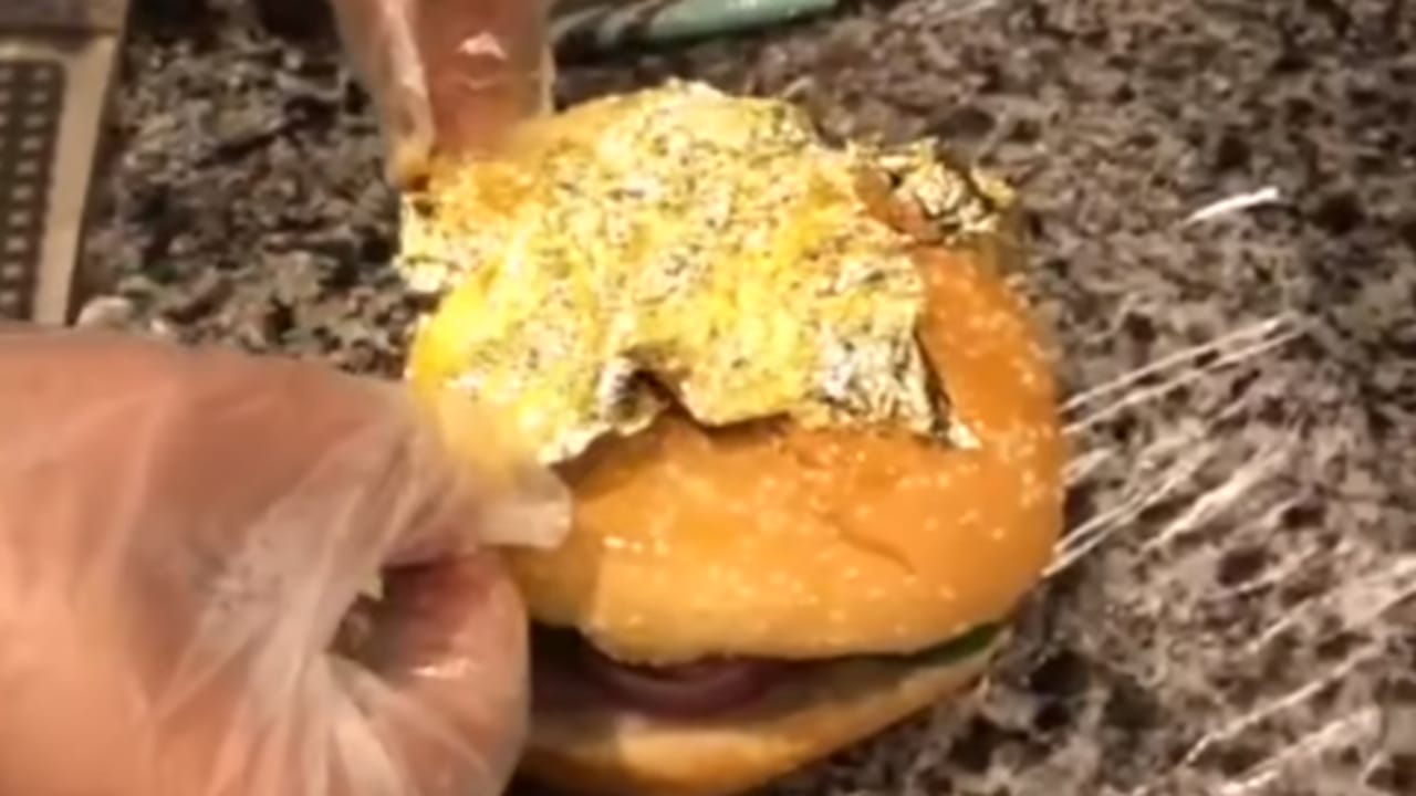 مطعم يقدم ساندوتش الفسيخ بالذهب عيار 24