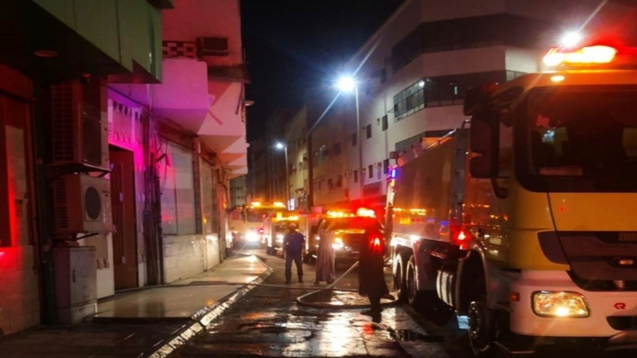 بالصور.. إخلاء 32 شخصًا بعد اندلاع حريق في مبنى بالمدينة المنورة