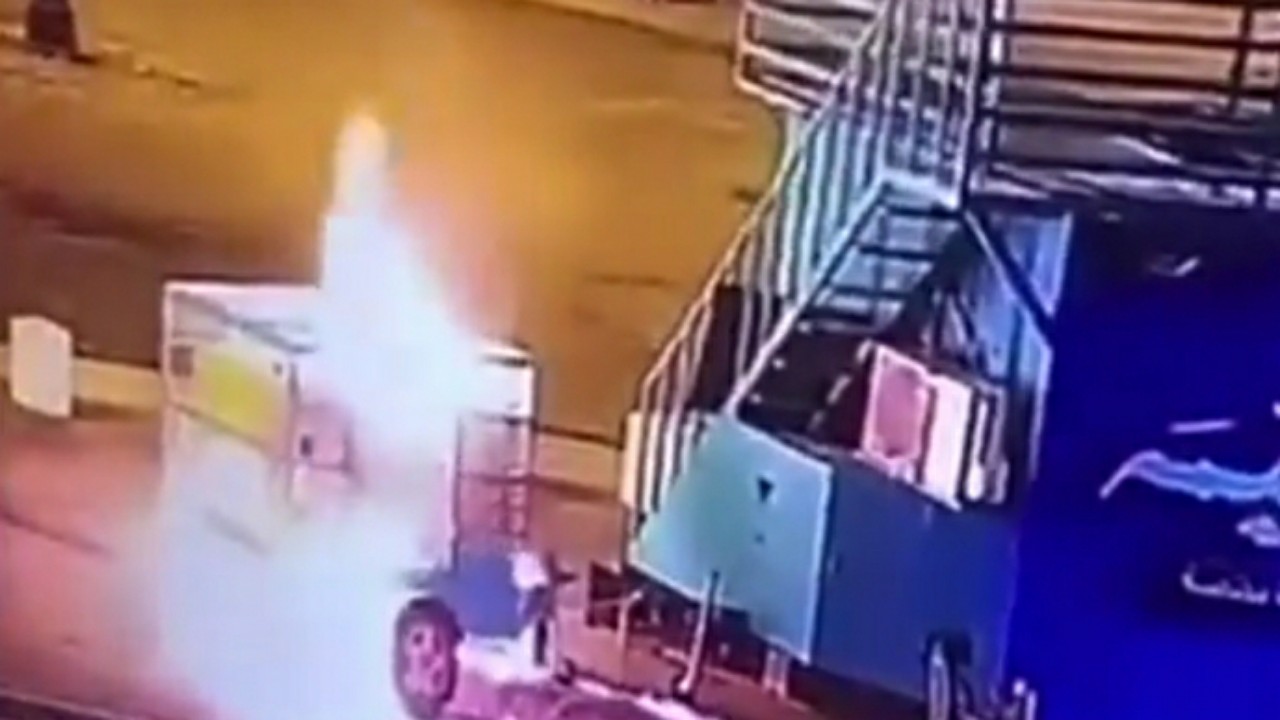 بالفيديو.. مجهول يشعل النار بعربة فود ترك في تبوك