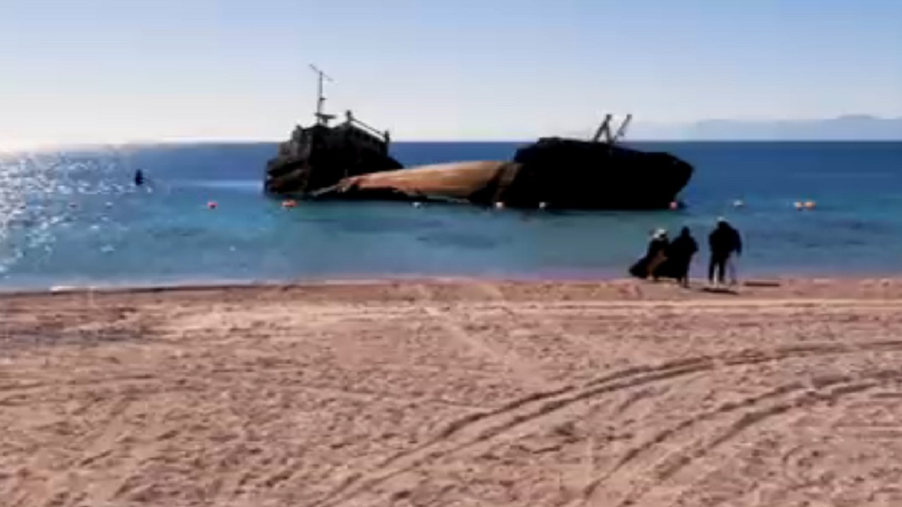 شاهد..قصة حطام سفينة “جورجيوس جي” شبه الغارقة في بحر حقل