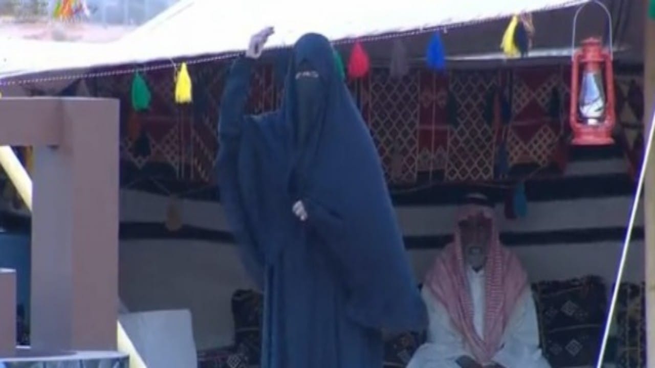 شاهد.. امرأة تنادي &#8220;المنقيات&#8221; الفائزة في مهرجان الملك عبدالعزيز للإبل:&#8221;شوفك يطرد الهم&#8221;