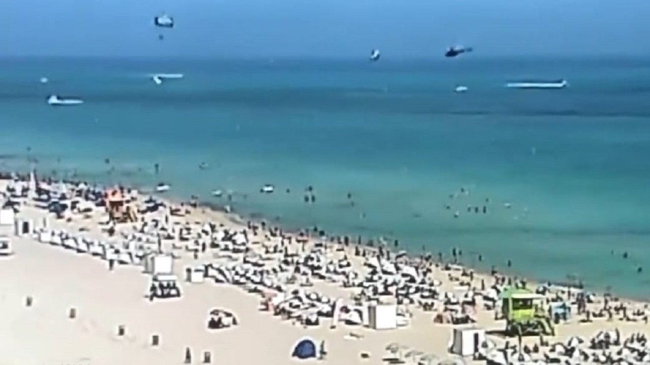 بالفيديو.. سقوط طائرة مروحية على شاطئ مزدحم