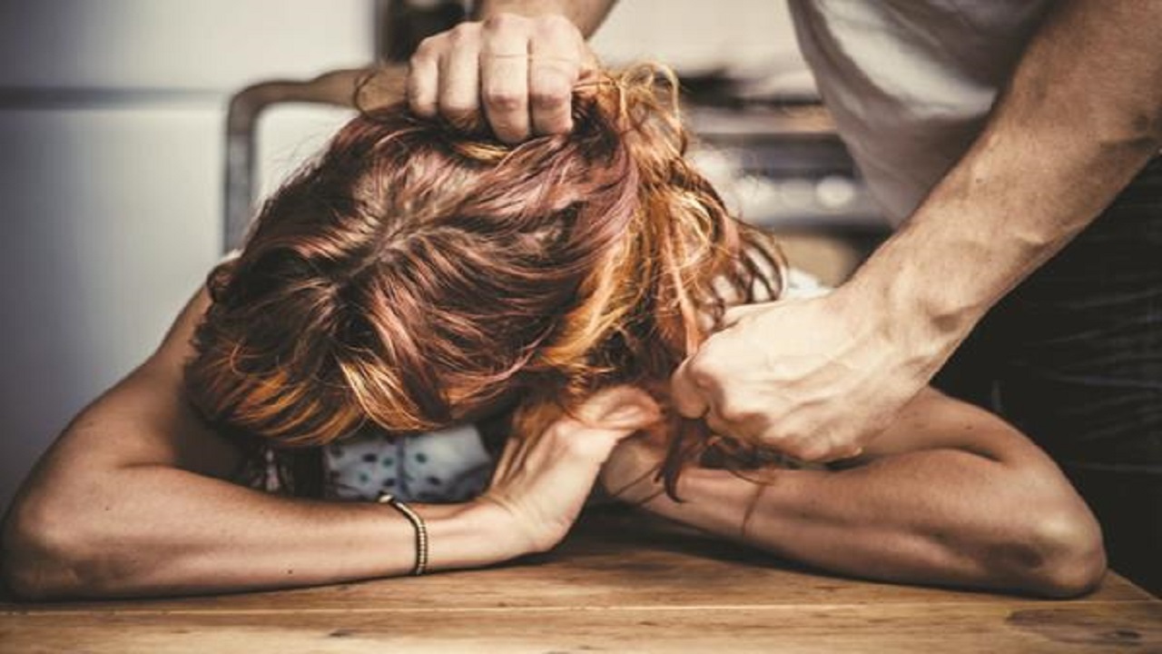 رجل ينهي خلافًا مع طليقته بقتلها ضربًا!