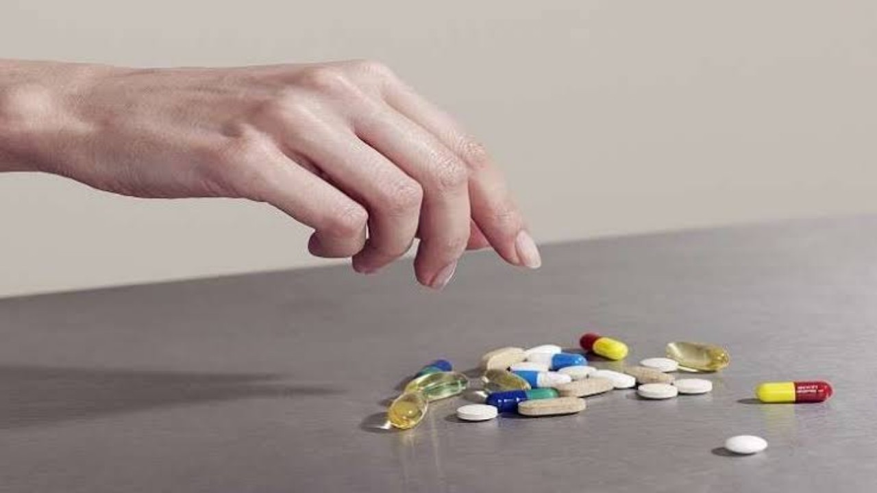 بالفيديو.. “الغذاء والدواء”: أخذ الأدوية الموصوفة مع أدوية بدون وصفة طبية قد يُحدث تعارضًا