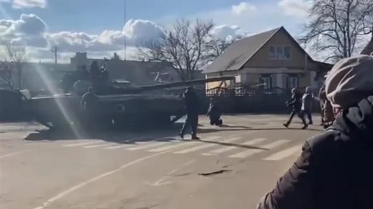 بالفيديو.. مواطن أوكراني يعترض دبابة روسية بجسده