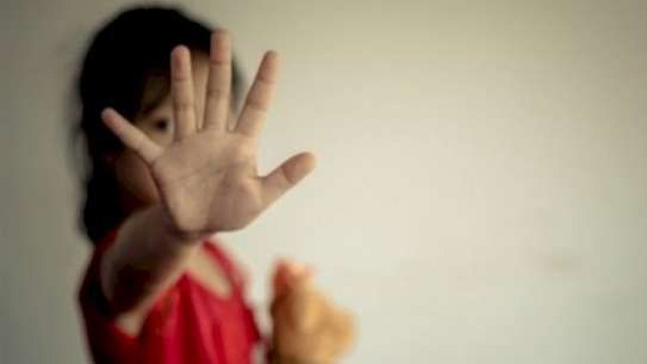 ضبط عامل تحرش بطفلة أثناء شراءها الخبز