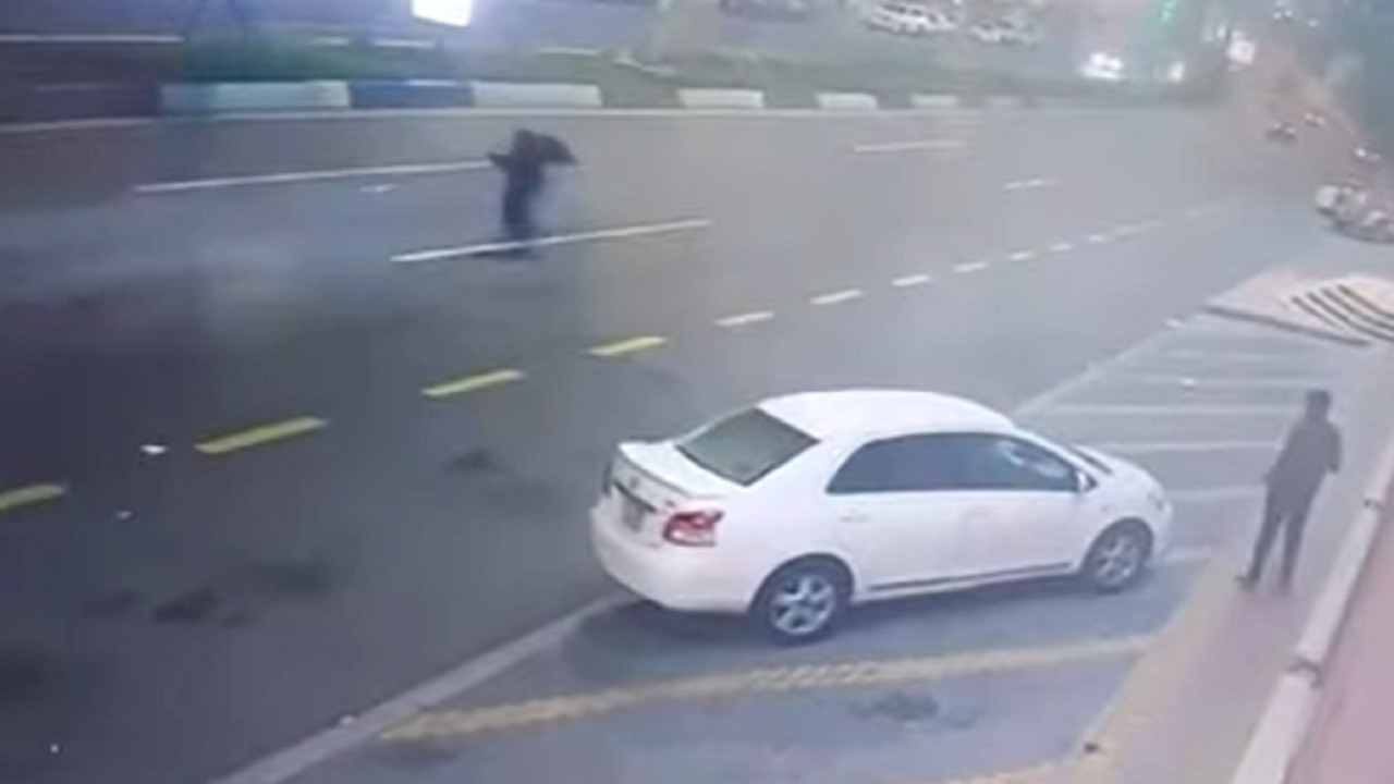 بالفيديو .. لحظة صدم سيارة لسيدة أثناء عبورها طريق في الباحة