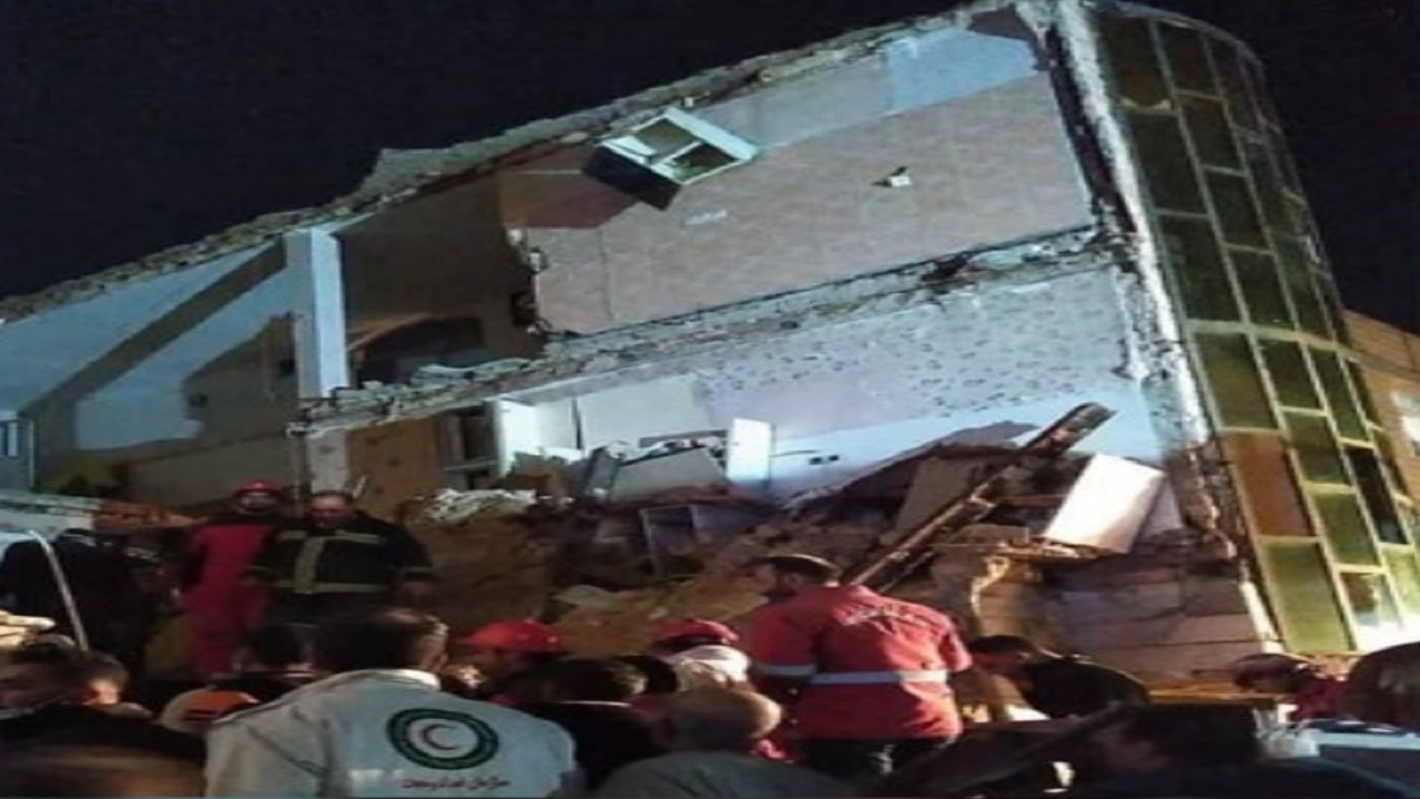 صور..مصرع وإصابة العشرات في انفجار مبنى سكني بطهران